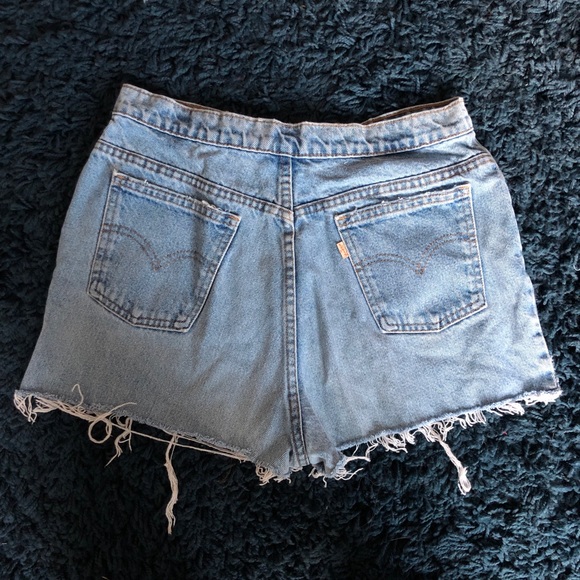 levis distressed shorts